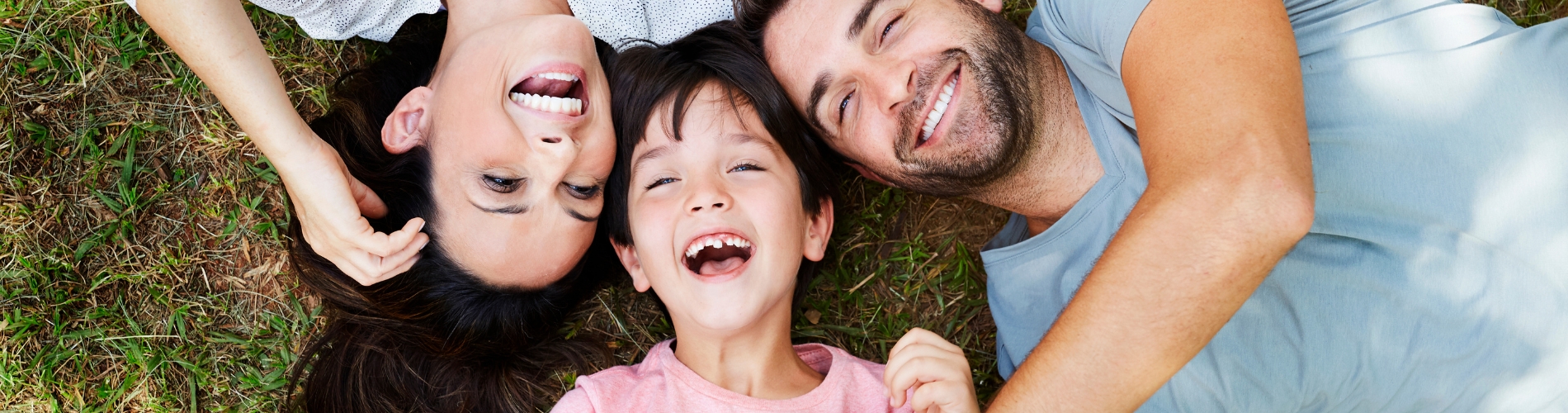 Familia sonriendo, pacientes de Clínica Dental Peyrí